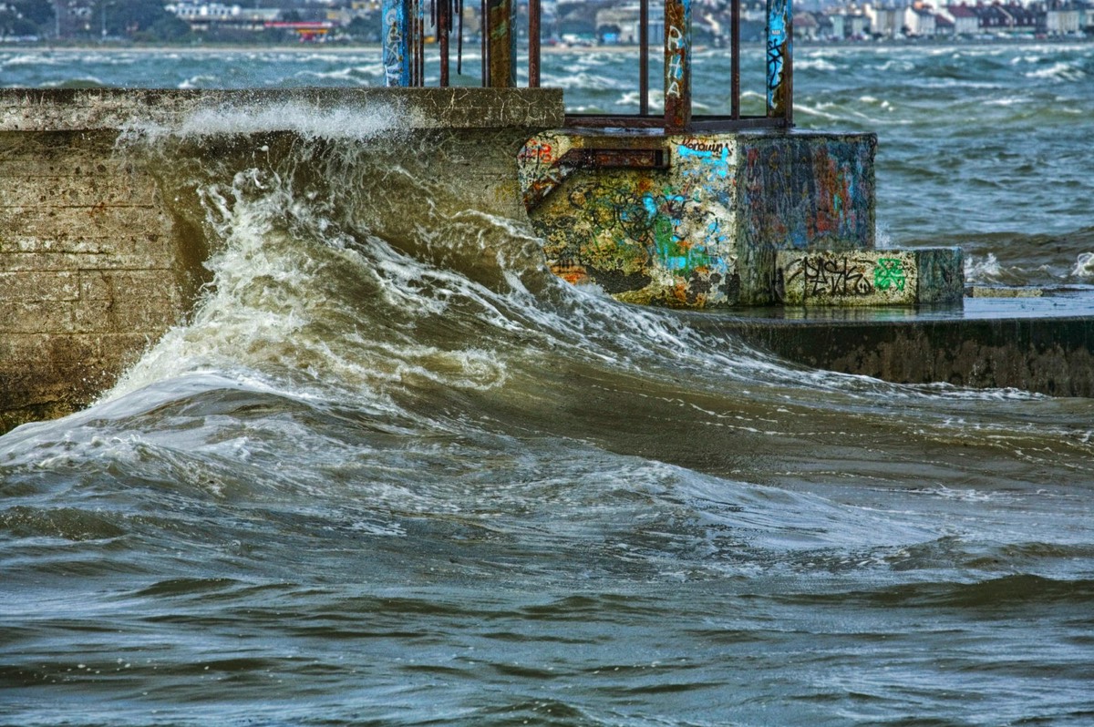 BLACKROCK BATHS AT THE TRAIN STATION  APRIL 2007  010